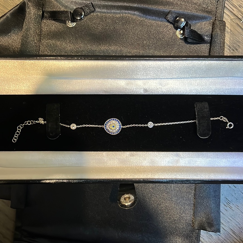 Eye bracelet